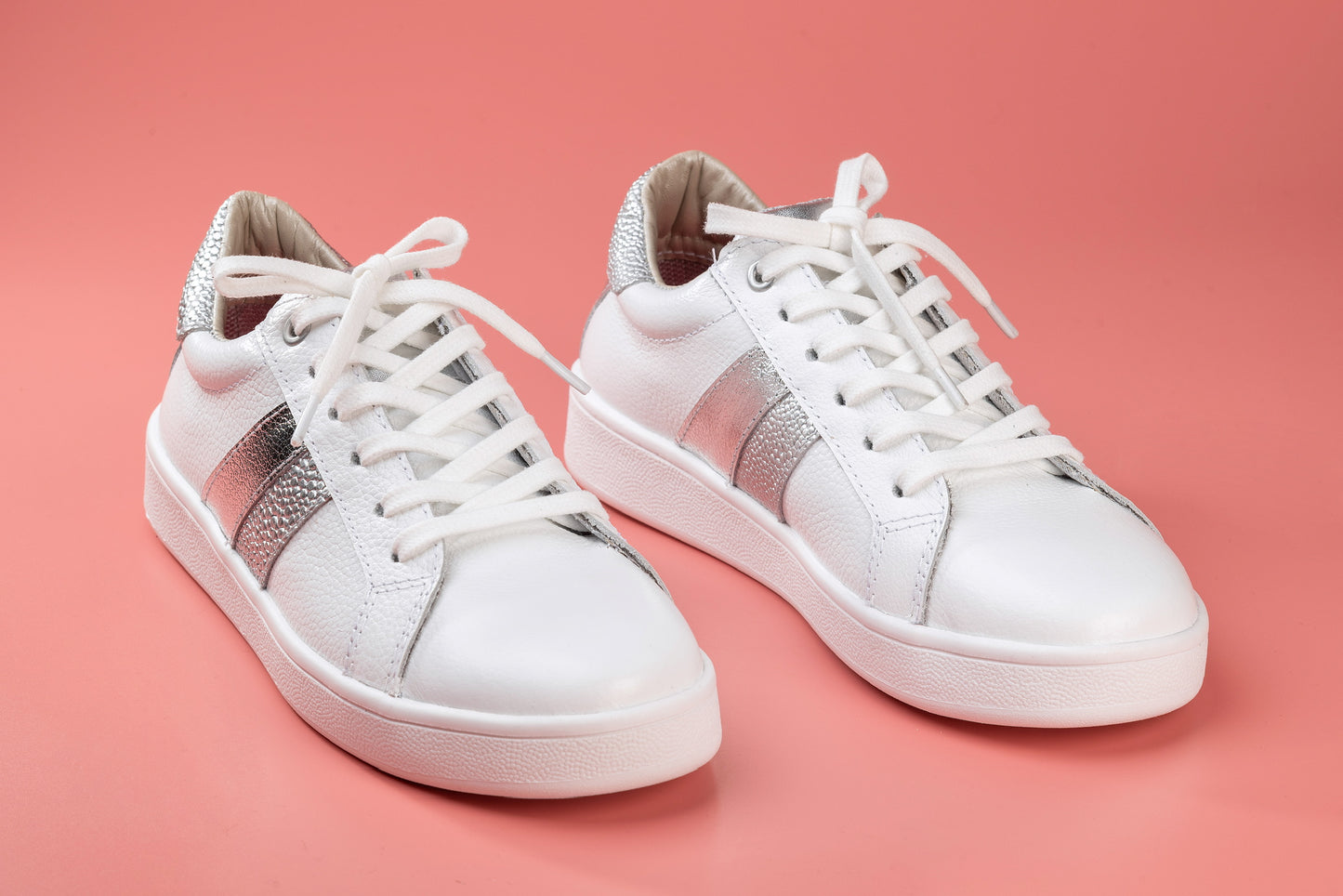 MIA- tenis de cuero para mujer ( blanco plata)